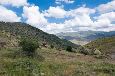 Arkaplan için kırsal alanların, manzaraların, uçurumların ve bulutlu gökyüzünün fotoğrafları.