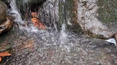 Açık alanlardaki şelalelerin videoları.