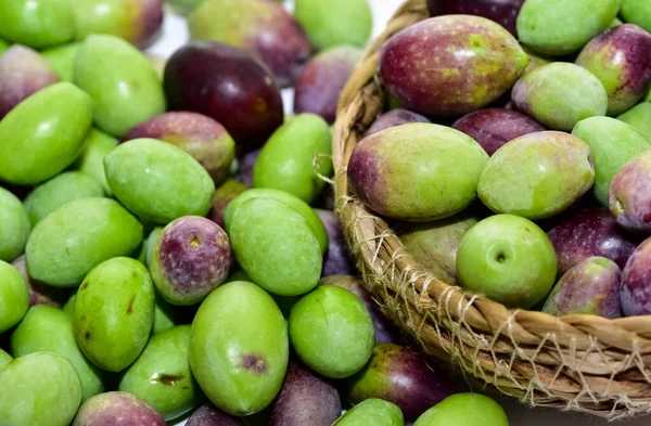 Fotos Von Frischen Oliven Auf Weißem Hintergrund — Stockfoto