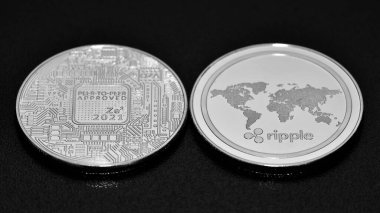 Metal kripto para birimlerinin fotoğrafları.