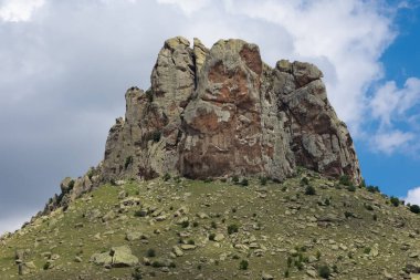 Arkaplan için kırsal alanların, manzaraların, uçurumların ve bulutlu gökyüzünün fotoğrafları.