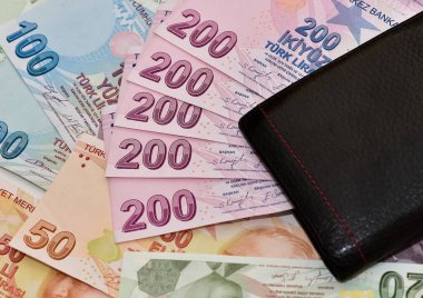 3 Temmuz 2022. İzmir, Türkiye. Türk lira fotoğrafları. Editör fotoğrafı. banknotların ve siyah cüzdanın resmi.