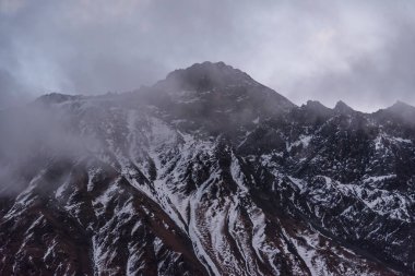 Güneşin doğuşundaki güzel kış dağları manzarası. Yoğun kar sisli dağları kapladı. Georgia, Kazbegi.