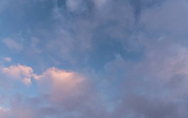 Turuncu bulutlu güzel gün doğumu gökyüzü. Gökyüzü arkaplanı.