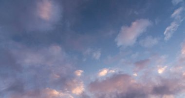 Turuncu bulutlu güzel gün doğumu gökyüzü. Gökyüzü arkaplanı.