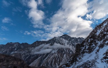 Güzel kış möö 'leri manzara yaratır. Yüksek karla kaplı dağlar. Georgia, Kazbegi.