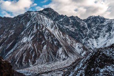 Güzel kış möö 'leri manzara yaratır. Yüksek karla kaplı dağlar. Georgia, Kazbegi.