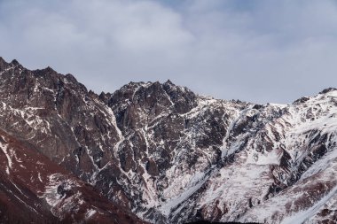 Güzel kış möö 'leri manzara yaratır. Yüksek karla kaplı dağlar. Georgia, Kazbegi.