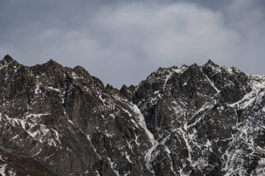 Güzel kış möö 'leri manzara yaratır. Yüksek karla kaplı dağlar. Georgia, Kazbegi.