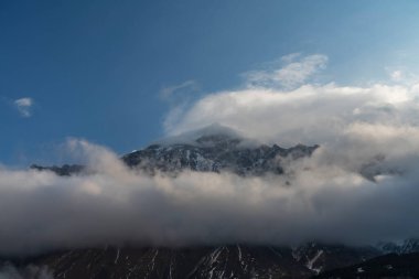 Güneşin doğuşundaki güzel kış dağları manzarası. Yoğun kar sisli dağları kapladı. Georgia, Kazbegi.