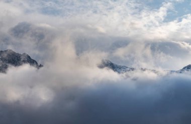 Güneşin doğuşundaki güzel kış dağları manzarası. Yoğun kar sisli dağları kapladı. Georgia, Kazbegi.