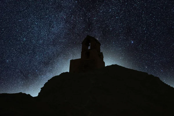Старый Церковный Силуэт Холме Яркую Звездную Ночь — стоковое фото