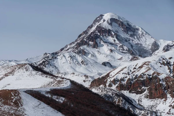 Alta Montaña Cubierta Nieve Kazbek Montañas Invierno Paisaje Georgia Kazbegi —  Fotos de Stock