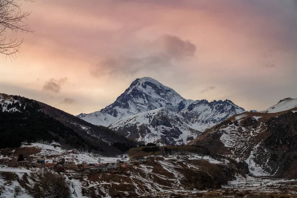 Vysoká Zasněžená Hora Kazbek Zimní Horská Krajina Georgia Kazbegi — Stock fotografie