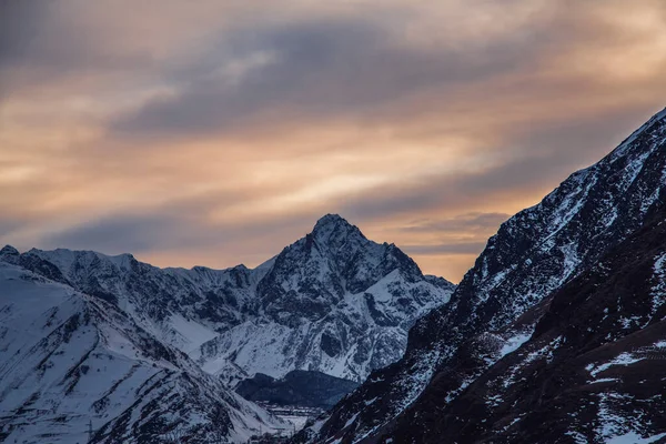 Vysoké Zasněžené Hory Kazbek Při Východu Slunce Zimní Horská Krajina — Stock fotografie