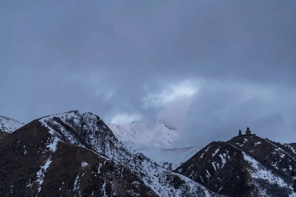 Starý Gruzínský Kostel Vysokém Sněhu Pokryl Hory Mraky Zimní Krajina — Stock fotografie