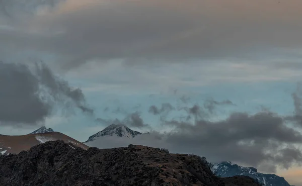 Hermoso Paisaje Montañas Invierno Amanecer Altas Montañas Cubiertas Nieve Las — Foto de Stock