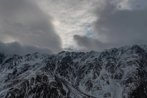Schöne Winterlandschaft Sonnenaufgang Hohe Schneebedeckte Berge Nebel Georgien Kasbegi — Stockfoto