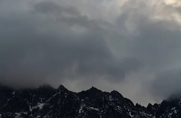 Lindas Montanhas Inverno Paisagem Nascer Sol Alta Neve Coberto Montanhas — Fotografia de Stock