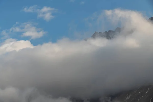 Hermoso Paisaje Montañas Invierno Amanecer Altas Montañas Cubiertas Nieve Niebla — Foto de Stock