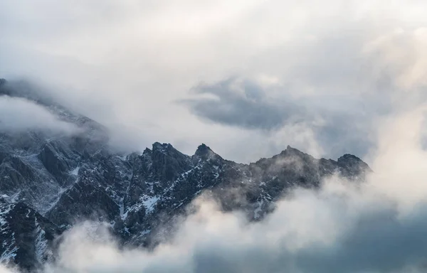 Beautiful Winter Mountains Landscape Sunrise High Snow Covered Mountains Fog — ストック写真