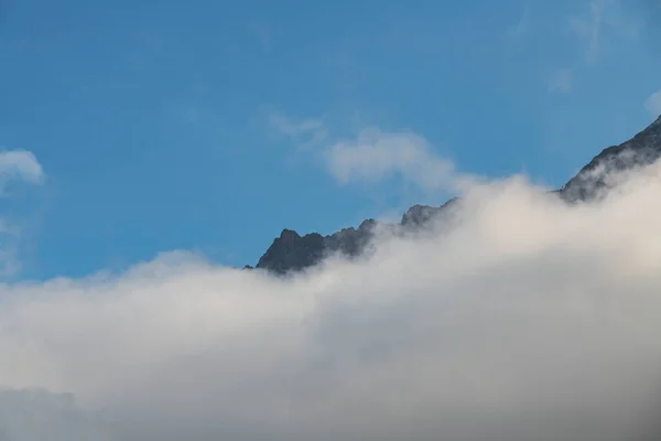 Hermoso Paisaje Montañas Invierno Amanecer Altas Montañas Cubiertas Nieve Niebla — Foto de Stock