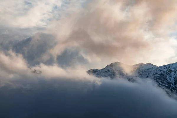 Lindas Montanhas Inverno Paisagem Nascer Sol Alta Neve Coberto Montanhas — Fotografia de Stock