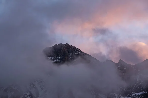 日の出の美しい冬の山の風景 高い雪が霧の中で山を覆った ジョージア カズベギ ロイヤリティフリーのストック画像