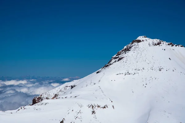 Montañas Cubiertas Nieve Vista Desde Cima Las Montañas —  Fotos de Stock