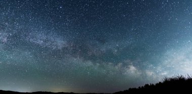 Gece gökyüzünde güzel, parlak bir Samanyolu Galaksisi. Astronomik arkaplan.