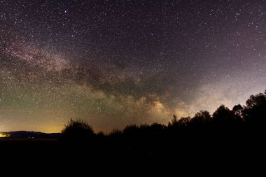 Gece gökyüzünde güzel, parlak bir Samanyolu Galaksisi. Astronomik arkaplan.