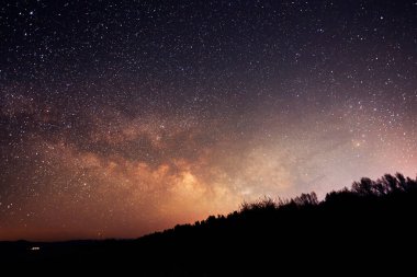 Gece gökyüzünde güzel, parlak bir Samanyolu Galaksisi. Astronomik arkaplan.