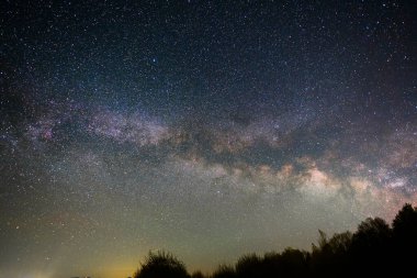 Gece gökyüzünde güzel, parlak bir Samanyolu Galaksisi. Astronomik arkaplan.