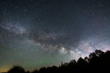 Gece gökyüzünde güzel, parlak bir Samanyolu Galaksisi. Astronomik arkaplan.