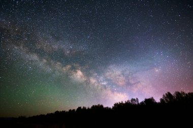 Gece gökyüzünde güzel, parlak bir Samanyolu Galaksisi. Astronomik arkaplan.