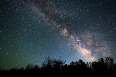 Gece gökyüzünde güzel, parlak bir Samanyolu Galaksisi. Astronomik arkaplan.