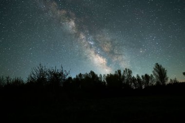 Gece gökyüzünde güzel, parlak bir Samanyolu Galaksisi. Astronomik arkaplan.