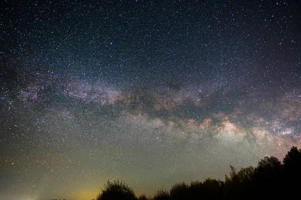 夜空に美しい明るい天の川銀河 天文学的背景 — ストック写真