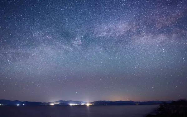 Hermoso Paisaje Nocturno Galaxia Vía Láctea Cielo Nocturno Sobre Lago — Foto de Stock