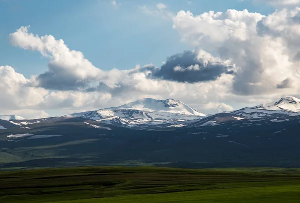 Piękny Krajobraz Gór Góry Zielone Wzgórza Chmury Błękitnym Niebie — Zdjęcie stockowe