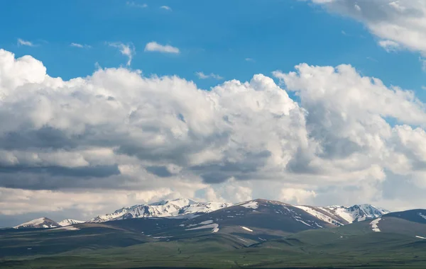 Hermoso Paisaje Montañas Montañas Verdes Colinas Nubes Cielo Azul — Foto de Stock