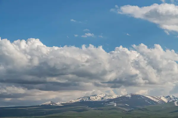 Hermoso Paisaje Montañas Montañas Verdes Colinas Nubes Cielo Azul — Foto de Stock