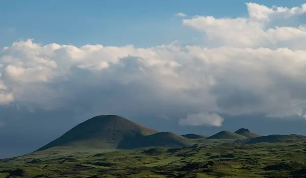 Lindas Montanhas Paisagem Montanhas Colinas Verdes Nuvens Céu Azul — Fotografia de Stock