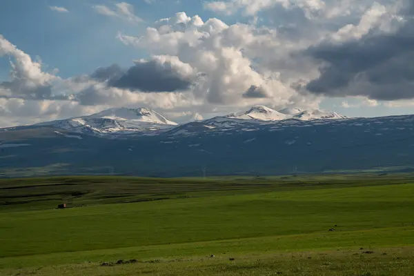 Piękny Krajobraz Gór Góry Zielone Wzgórza Chmury Błękitnym Niebie — Zdjęcie stockowe