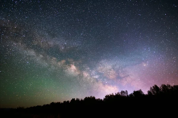 夜空に美しい明るい天の川銀河 天文学的背景 ストック写真