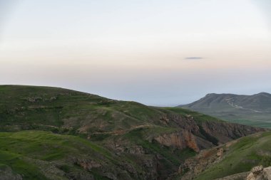 Sabahları manzara çok güzel. Gün doğumunda dağlarda ve tepede panoramik manzara.