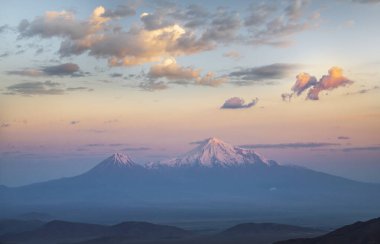 Gün doğumunda Ararat dağlarının panoramik manzarası.