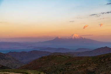 Gün doğumunda Ararat dağlarının panoramik manzarası.