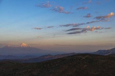 Gün doğumunda Ararat dağlarının panoramik manzarası.