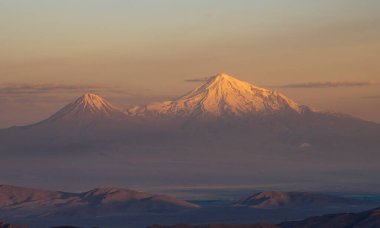 Gün doğumunda Ararat dağlarının panoramik manzarası.
